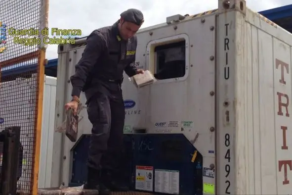 Finanzieri sequestrano 28 kg di cocaina nascosti in container porto Gioia Tauro. , ANSA