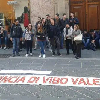 Vibo, i lavoratori della Provincia interrompono la protesta