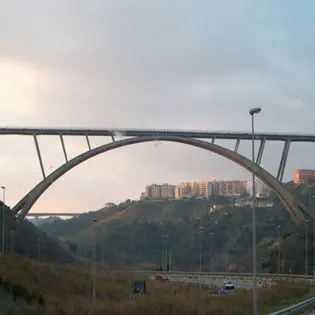 Suicidio a Catanzaro: uomo si lancia dal ponte
