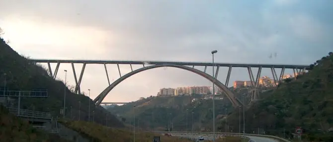 Suicidio a Catanzaro: uomo si lancia dal ponte