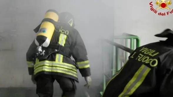 I Vigili del fuoco di Crotone a lavoro per domare l\\'incendio al termovalorizzatore. , ANSA