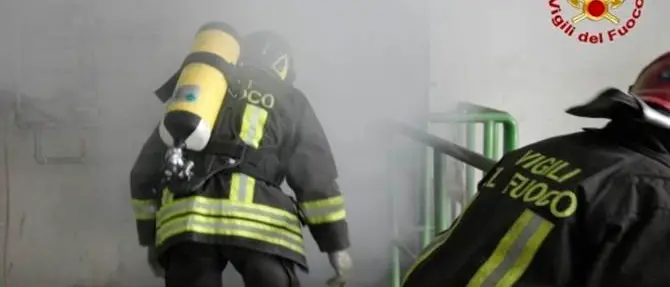 Incendio alla canna fumaria di un palazzo, evacuata una famiglia