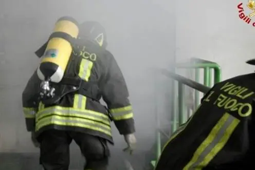 I Vigili del fuoco di Crotone a lavoro per domare l\\'incendio al termovalorizzatore. , ANSA