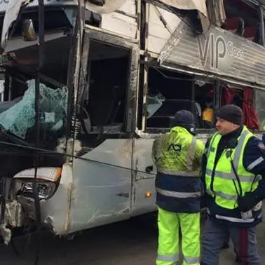 Autobus partito dalla Calabria si ribalta sulla A1: tre feriti gravi