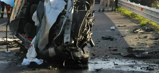 Nuovo incidente mortale sulla statale 106. Il bilancio è di due morti e un ferito grave