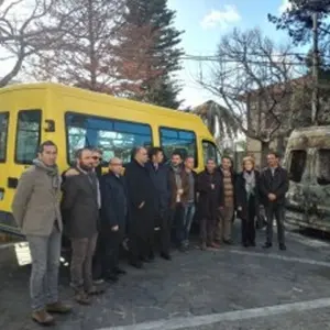 Il sindaco di Locri consegna uno scuolabus al Comune di Martone