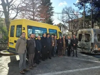 Il sindaco di Locri consegna uno scuolabus al Comune di Martone