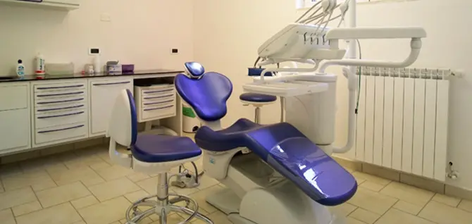 Bimba schiaffeggiata dal dentista perchè rifiuta anestesia: indagato