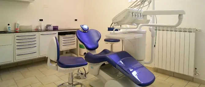 Bimba schiaffeggiata dal dentista perchè rifiuta anestesia: indagato