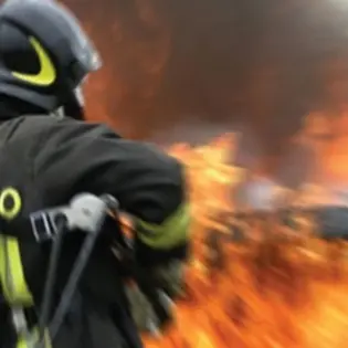 In fiamme il centro per la cultura di Caulonia - VIDEO