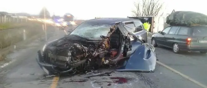 Scontro tra un’auto e un furgone sulla SS106: muore 29enne