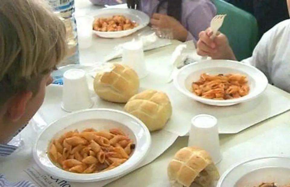 Parassiti nel cibo della mensa scolastica, una denuncia nel vibonese