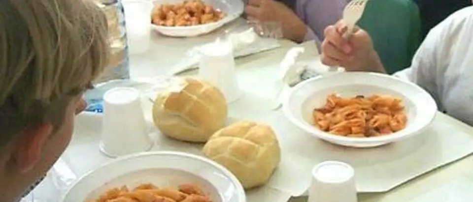 Parassiti nel cibo della mensa scolastica, una denuncia nel vibonese