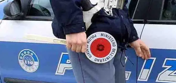 Investono tre giovani sulla 106, in due arrestati per tentato omicidio