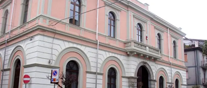 Otto consiglieri si dimettono: sciolto il consiglio comunale di Borgia