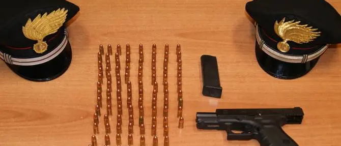Armi e munizioni in casa, arrestati padre e figlio nel vibonese