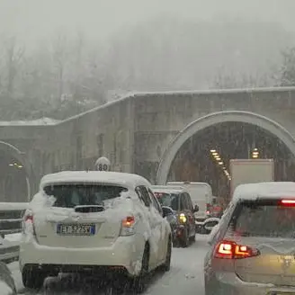 Disastro neve su A3, la commissione Anas: ' colpa dei mezzi senza catene e pneumatici da neve' VIDEO