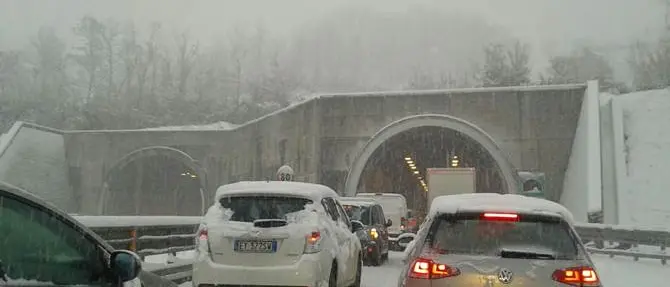 Disastro neve su A3, la commissione Anas: ' colpa dei mezzi senza catene e pneumatici da neve' VIDEO