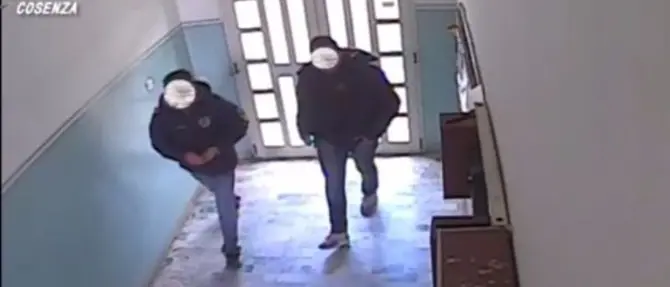 Svaligiano la casa di una coppia di anziani: tre arresti