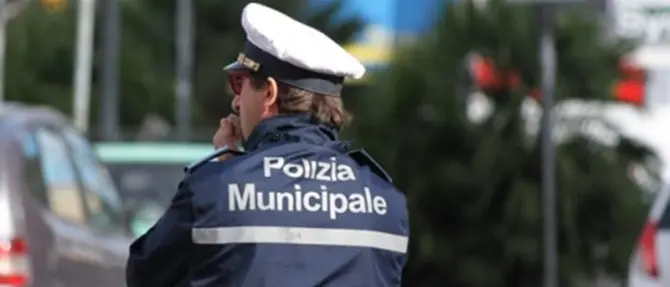 Comandante dei vigili e colleghi arrestati per omissioni, tra i 12 indagati un prete - VIDEO