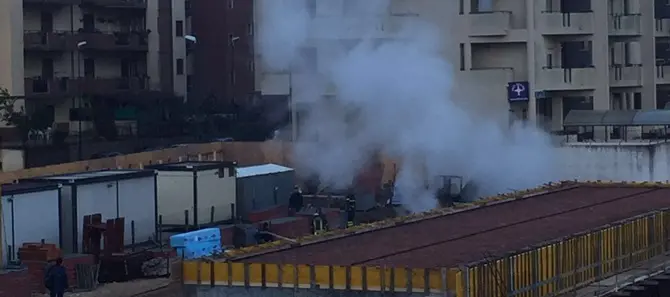 Vibo, in fiamme un mezzo al lavoro per il nuovo teatro. Incendio doloso -FOTO/VIDEO