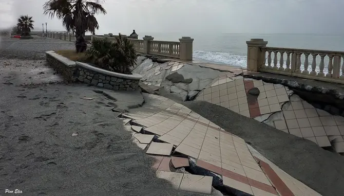 Il lungomare di Nocera spazzato via dal maltempo