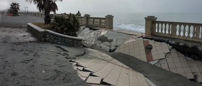 Il lungomare di Nocera spazzato via dal maltempo