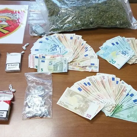 Droga nell'autolavaggio: 4 arresti