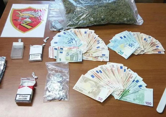 Droga nell'autolavaggio: 4 arresti