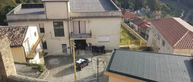 Tso ad amico, migranti a Catanzaro si incatenano per protesta