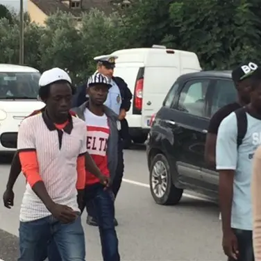 Cosenza, chiedono documenti e una sistemazione migliore: protesta dei migranti