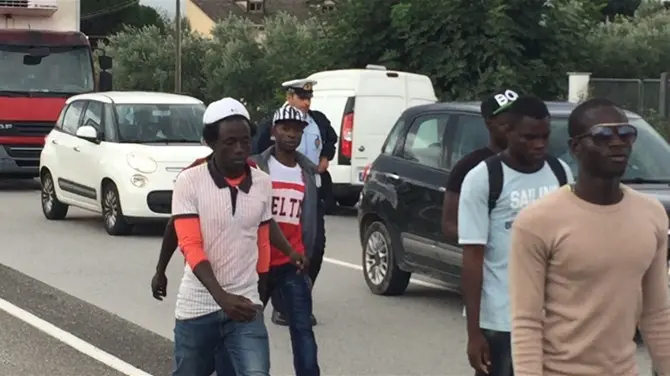 Cosenza, chiedono documenti e una sistemazione migliore: protesta dei migranti