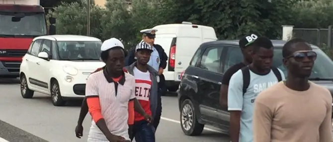 Cosenza, chiedono documenti e una sistemazione migliore: protesta dei migranti