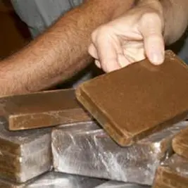 Nascondevano 1,7 kg di hascisc in casa, arrestati tre fratelli a Reggio