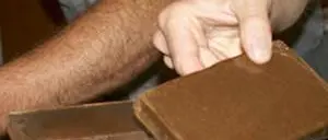 Nascondevano 1,7 kg di hascisc in casa, arrestati tre fratelli a Reggio