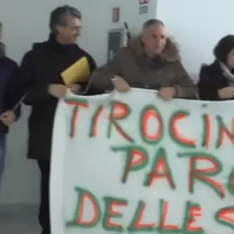 Parco delle Serre: ex tirocinanti passano la notte davanti alla Regione