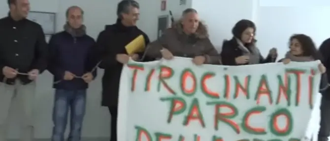 Parco delle Serre: ex tirocinanti passano la notte davanti alla Regione