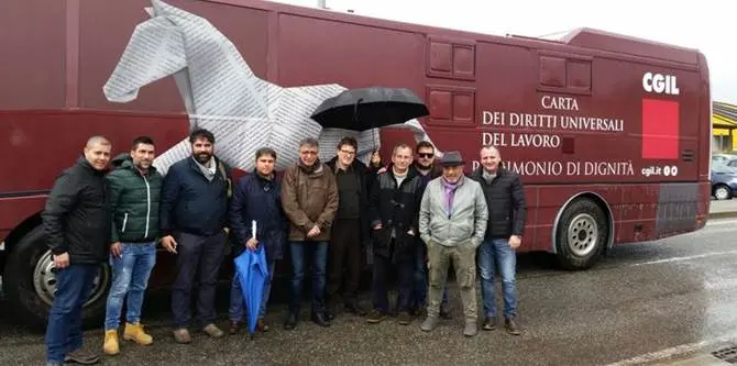 A Catanzaro il Pullman 'diritti lavoro' della Cgil