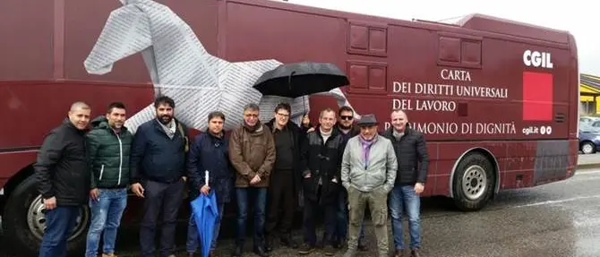 A Catanzaro il Pullman 'diritti lavoro' della Cgil