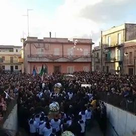 Una folla commossa ai funerali dei quattro giovani morti sull'A3