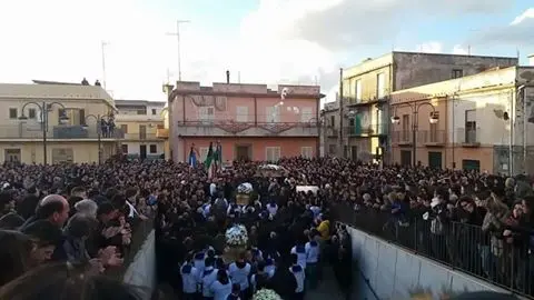 Una folla commossa ai funerali dei quattro giovani morti sull'A3