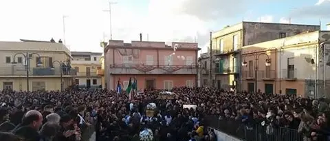 Una folla commossa ai funerali dei quattro giovani morti sull'A3