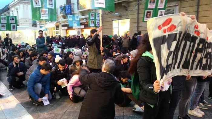 Flash mob itinerante a Reggio Calabria \"Cento passi per la giustizia\" nell\\'ambito delle iniziative del progetto \"Civitas - Percorsi possibili di legalit\\u00E0 e diritti\". , ANSA