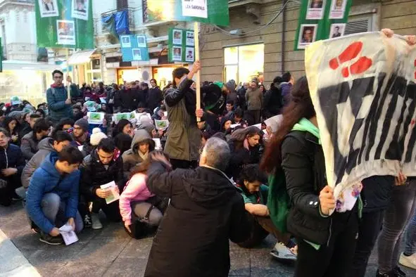 Flash mob itinerante a Reggio Calabria \"Cento passi per la giustizia\" nell\\'ambito delle iniziative del progetto \"Civitas - Percorsi possibili di legalit\\u00E0 e diritti\". , ANSA