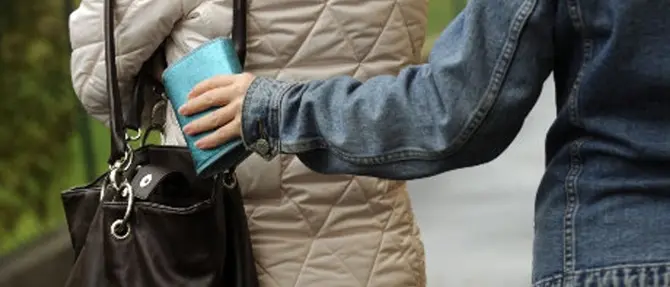 ‘Mani di velluto in rosa’: tre arresti per furto aggravato a Crotone