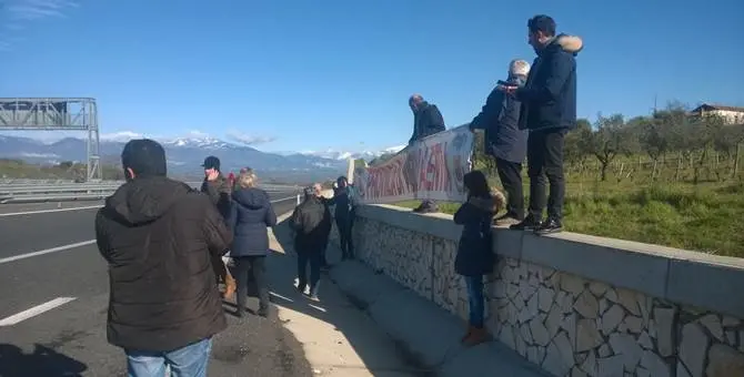 Bloccata la protesta dei lavoratori della provincia di Vibo sull'A3 VIDEO