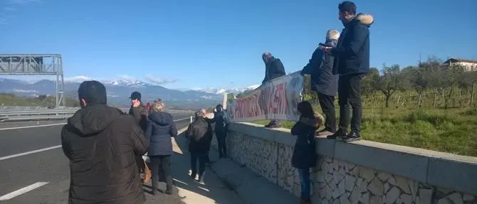 Bloccata la protesta dei lavoratori della provincia di Vibo sull'A3 VIDEO