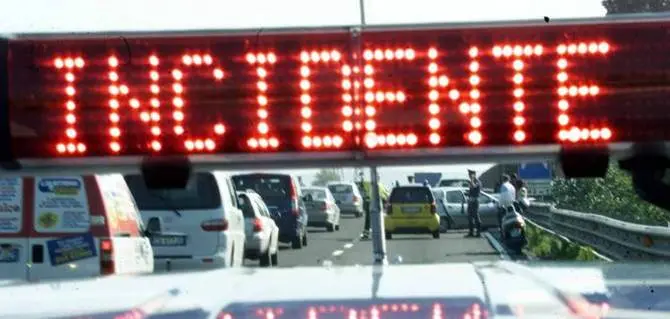 Incidente sulla A1, coinvolto pullman diretto a Reggio