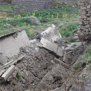 Crolla un muro di contenimento: 16 famiglie evacuate a Crotone