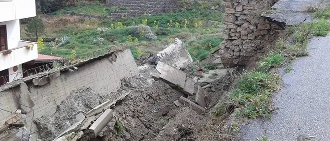 Crolla un muro di contenimento: 16 famiglie evacuate a Crotone